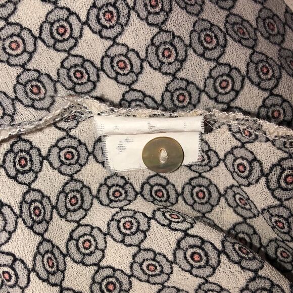 Max Studio S Medallion Print Long Sleeve Pullover 3 Button Front V-Neck Blouse - Picture 14 of 16